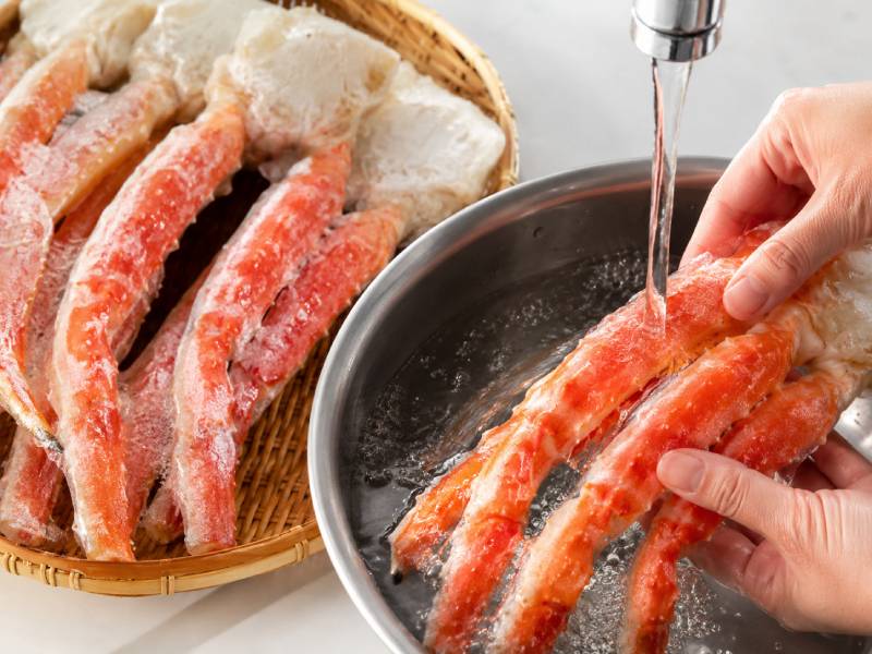 冷凍カニを流水で解凍する様子